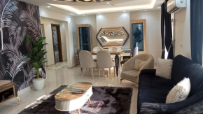 شقة جديدة مودرن المهندسين قريب من النيل وجامعة الدول منطقة حية بها مطاعم وخدمات